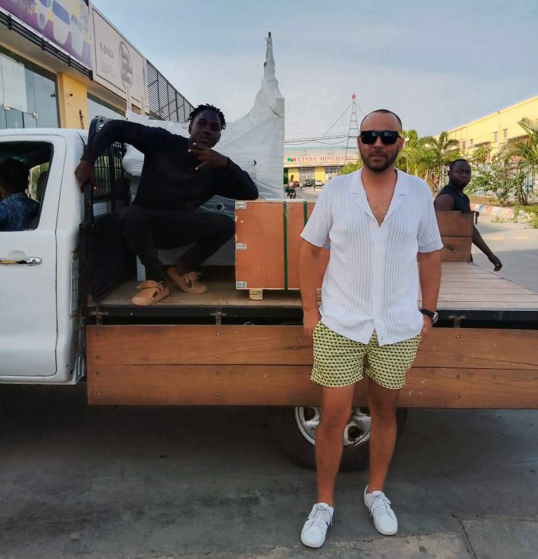 Cliente a receber encomenda proveniente da China em Angola