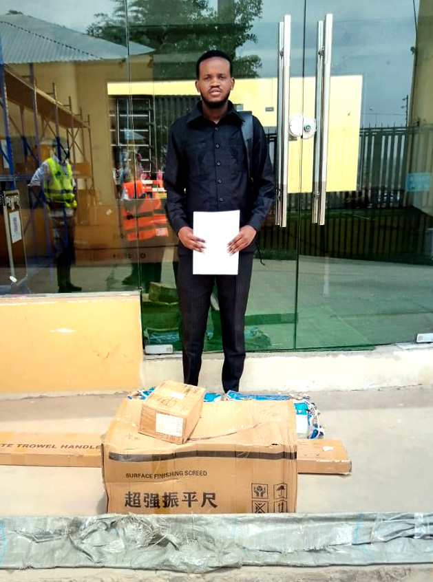 Cliente a receber encomenda importada da China