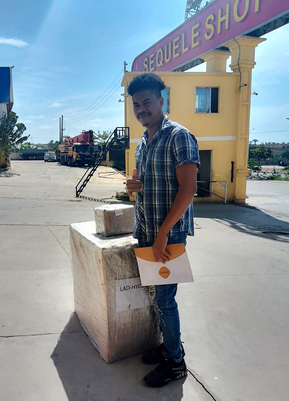 Cliente angolano a receber mercadoria importada